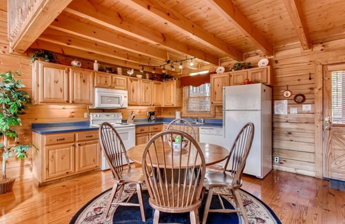 Gatlinburg - Pigeon Forge Cabin | Amazing View! Great Local-A Little Romance -Hot Tub/Pool Table/Jacuzzi