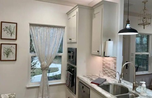 South Arlington House | Amazing Views! Nature 3 Porches Wi-fi Secluded .5mi to downtown dine/shop