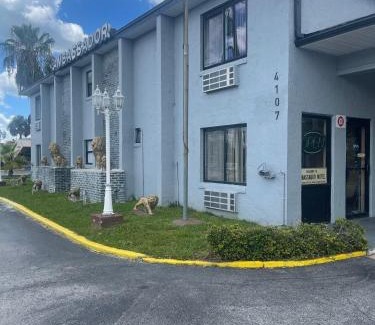 Historic Downtown Kissimmee Hotel | Ambassador Inn