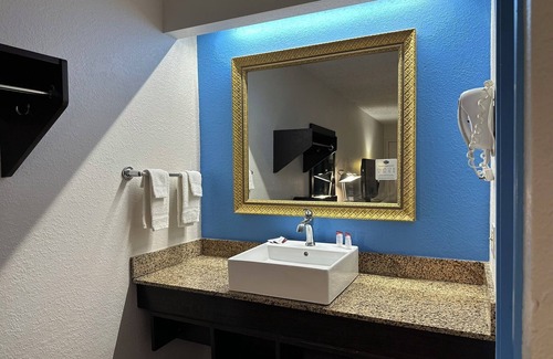 Flint Hotel | American Inn and Suites Bishop