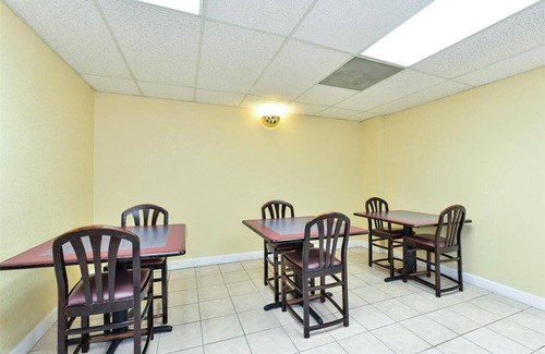 Evansville Hotel | American Inn Evansville