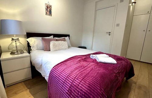 Shepherd's Bush Apartment | An Economic hotel-like room, En-suite Sheperds Bush