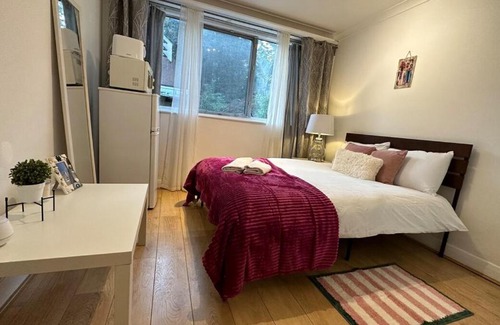 Shepherd's Bush Apartment | An Economic hotel-like room, En-suite Sheperds Bush