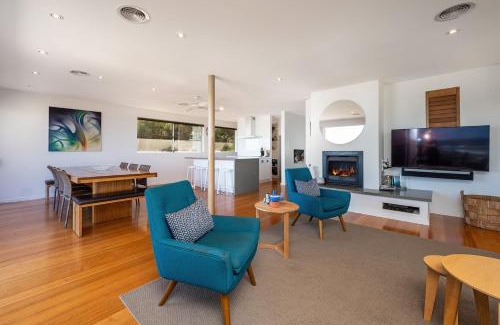 Frankston House | Anchor Beachfront - Pet Friendly on the Beach