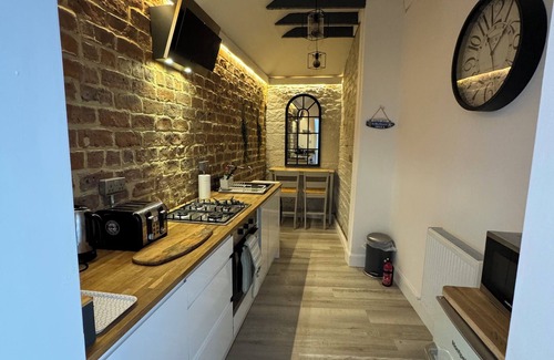 North West Cottage | Angel Mews - Westend Glasgow Uni Cottage