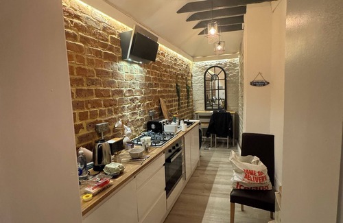 North West Cottage | Angel Mews - Westend Glasgow Uni Cottage