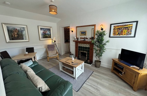 North West Cottage | Angel Mews - Westend Glasgow Uni Cottage