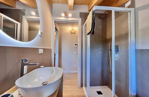 Crociale House | Antica corte - Attico & Lake view
