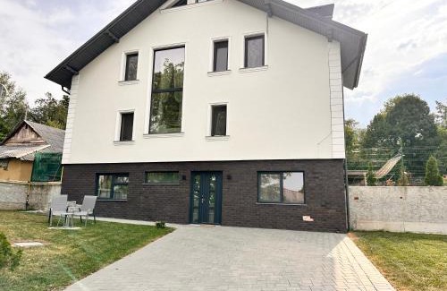 Suceava County Apartment | Apartament modern in Vila, cu curte proprie la 2km de centrul Sucevei