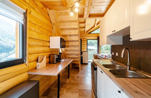 La Perriere Apartment | Apartment 'Agréable 3 Étoiles App 4' with Mountain View, Wi-Fi and Air Conditioning
