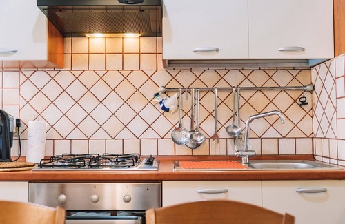 Assemini Apartment | Apartment 'Appartamento Schardana' with Balcony, Wi-Fi and Air Conditioning