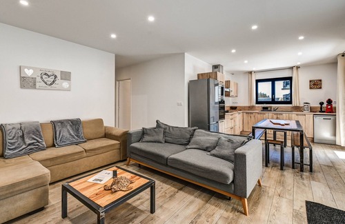 Ax-les-Thermes Apartment | Apartment 'Aux Pieds Des Pistes - Appt B' with Mountain View, Wi-Fi and Air Conditioning