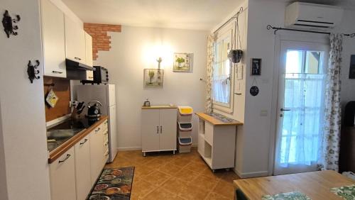Crociale Apartment | Apartment Dragonfly - garden and pool