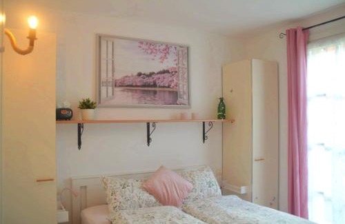 Crociale Apartment | Apartment Dragonfly - garden and pool