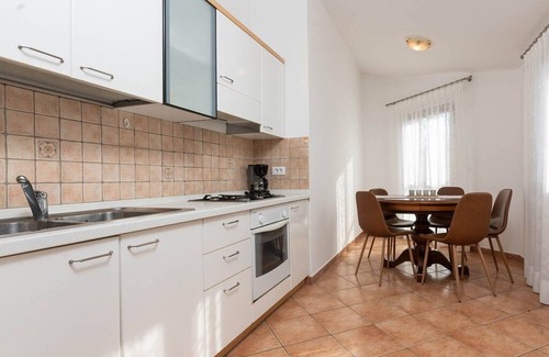 Cervar Apartment | Apartment for 5 persons, 200m from the beach, pool and garden for shared use
