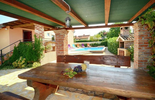Cancini House | Apartment for up to 5 persons near Porec with shared pool