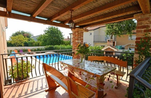 Cancini House | Apartment for up to 5 persons near Porec with shared pool