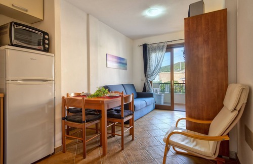 Lu Bagnu Apartment | Apartment 'Gio's' with Shared Pool, Private Garden and Air Conditioning