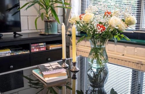 Chiswick Riverside Apartment | Apartment Holly Lodge Coach House by Interhome