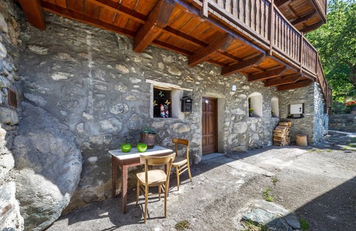 Chatillon Apartment | Apartment 'Il Nido Di Letizia' with Mountain View, Private Garden and Balcony