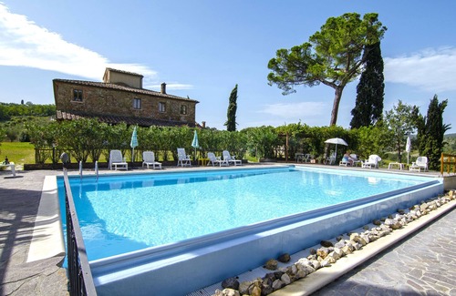Torrita di Siena Apartment | Apartment in Torrita, balcony with view, pool,family friendly,Wi-Fi,up to 4 pers