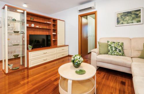 Bacvice Apartment | Apartment Nedica - Balcony, 2 Kings, Lift & AC