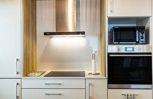 Prazeres Apartment | Apartment 'Referta Apartamento T1' with Sea View, Private Terrace and Wi-Fi