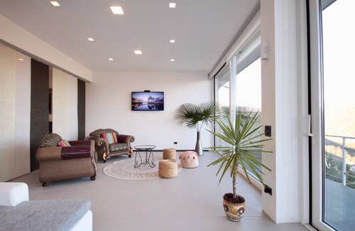 Viconago Apartment | Apartment with lake views, terrace and gym.