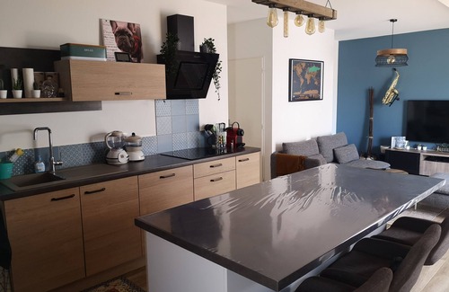 Rognac Apartment | Apartment with swimming pool, garden and air conditioning