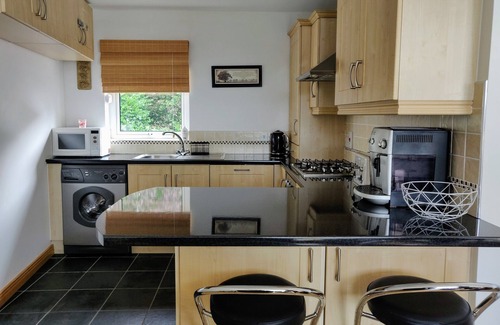 Newcastle Apartment | Apiary Apartment (Private Balcony & 2mins to Sea)