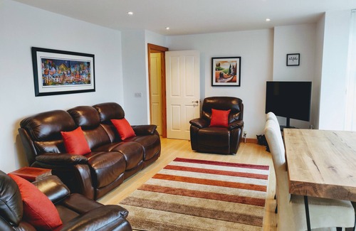 Newcastle Apartment | Apiary Apartment (Private Balcony & 2mins to Sea)
