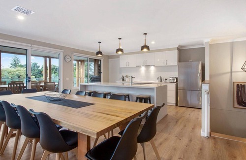 Apollo Bay House | Apollo Grand - Spectacular, Linen Provided, Free WI-FI, New Listing 2019