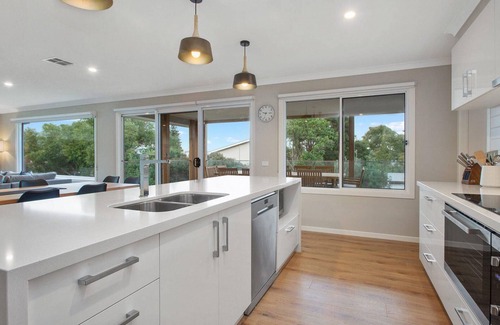 Apollo Bay House | Apollo Grand - Spectacular, Linen Provided, Free WI-FI, New Listing 2019