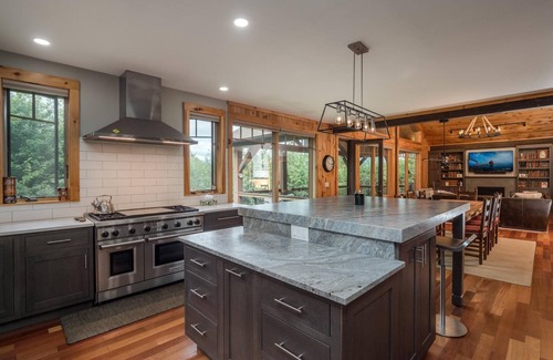 Sunday River Area House | Appalachian Lodge- Custom Mountainside Lodge w/Pool Table & Hot Tub
