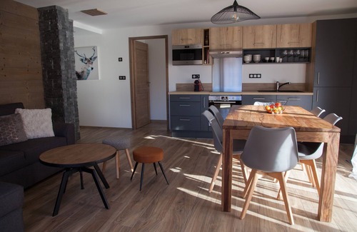 Champagny-en-Vanoise Apartment | Appart 6 pers in the heart of Champagny with beautiful view, near slopes, shops.