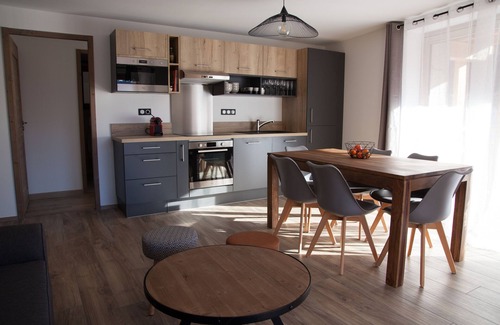 Champagny-en-Vanoise Apartment | Appart 6 pers in the heart of Champagny with beautiful view, near slopes, shops.
