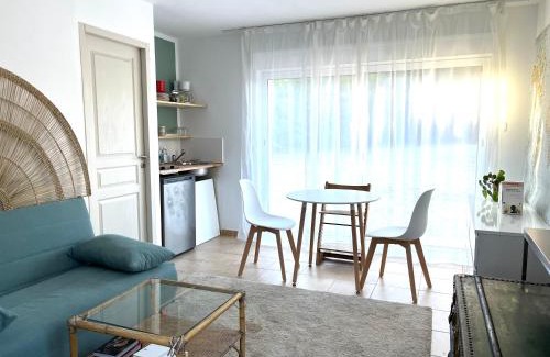 Les Brugassieres Apartment | Appartement dans villa, parking, accès piscine