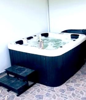 Trois-Bassins Apartment | Appartement moderne au cœur de Les Trois-Bassins avec jacuzzi