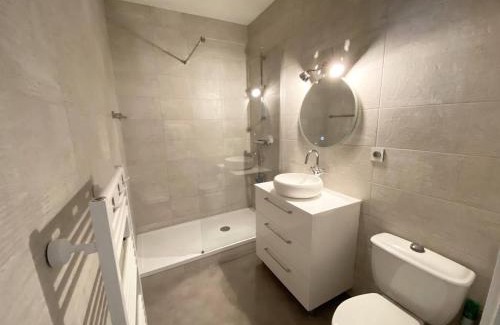 Tregastel Apartment | Appartement rénové avec terrasse à 200m des plages à Trégastel - FR-1-368-122
