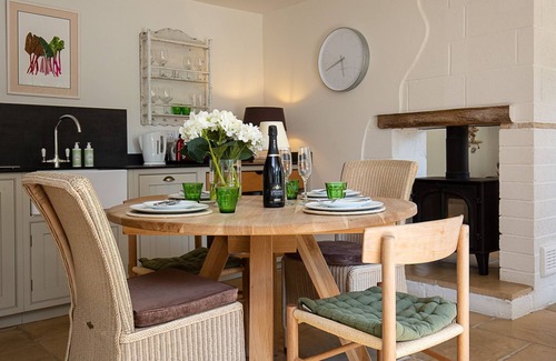 Charlbury Cottage | Apple Store Cottage - sleeps 2 guests in 1 bedroom