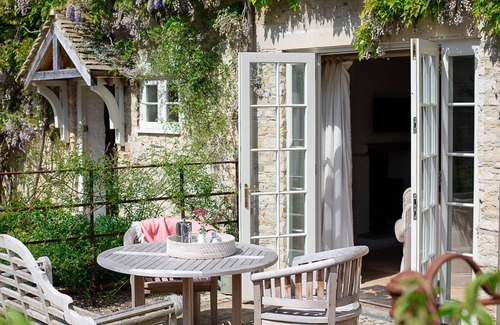 Charlbury Cottage | Apple Store Cottage - sleeps 2 guests in 1 bedroom