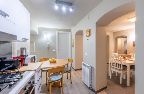 Genoa Apartment | Aquarium Charming House with A/C