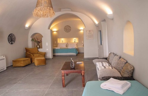 Finikia House | Arck Suites