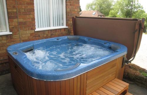 Saintbury House | Arden Hill Farmhouse - Hot Tub, Snooker Table, Sleeps 16