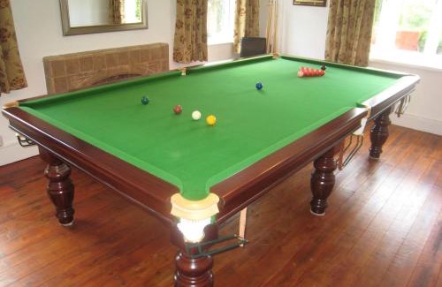 Saintbury House | Arden Hill Farmhouse - Hot Tub, Snooker Table, Sleeps 16