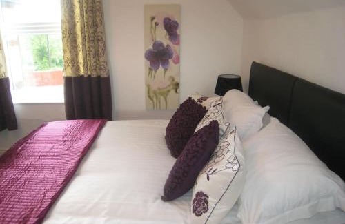 Saintbury House | Arden Hill Farmhouse - Hot Tub, Snooker Table, Sleeps 16