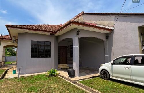 Kampung Jaya House | Arni Homestay - Mak Chili
