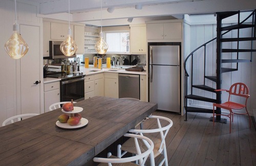 Oak Bluffs House | ART FILLED BEACH COTTAGE IN THE PRIVATE WATERFRONT COMMUNITY OF WATERVIEW FARMS!