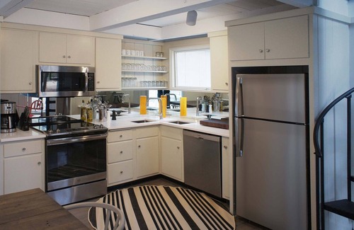 Oak Bluffs House | ART FILLED BEACH COTTAGE IN THE PRIVATE WATERFRONT COMMUNITY OF WATERVIEW FARMS!