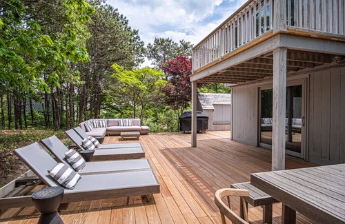 Oak Bluffs House | ART FILLED BEACH COTTAGE IN THE PRIVATE WATERFRONT COMMUNITY OF WATERVIEW FARMS!